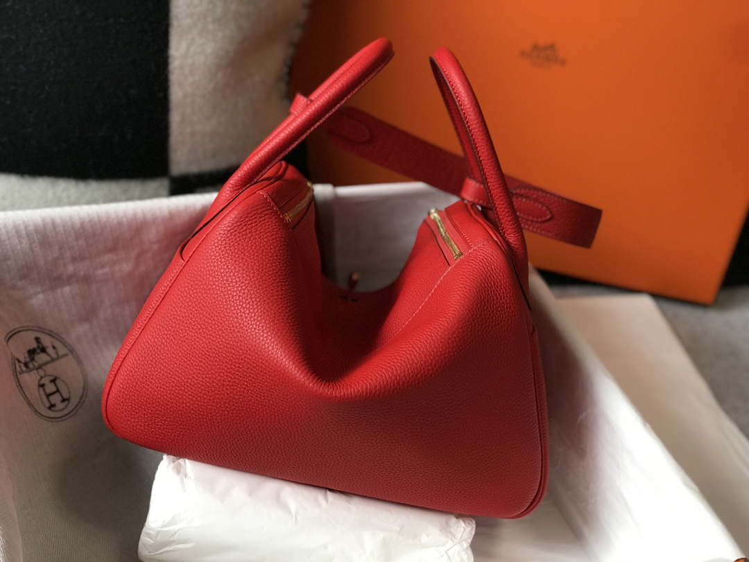 Hermes H073428 Lindy Bag 26 30 H231939 - 26 cm: 26 x 18 x 14 cm / Gold - View 2