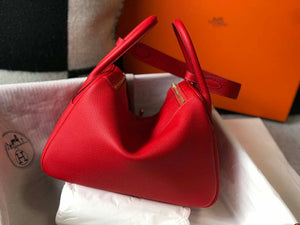 Hermes H073428 Lindy Bag 26 30 H231939 - 26 cm: 26 x 18 x 14 cm / Gold - View 2