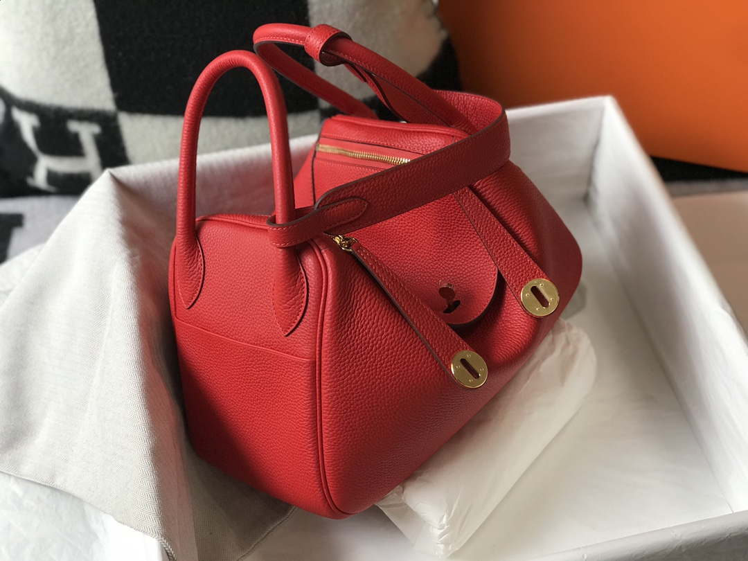 Hermes H073428 Lindy Bag 26 30 H231939 - 26 cm: 26 x 18 x 14 cm / Gold - View 3