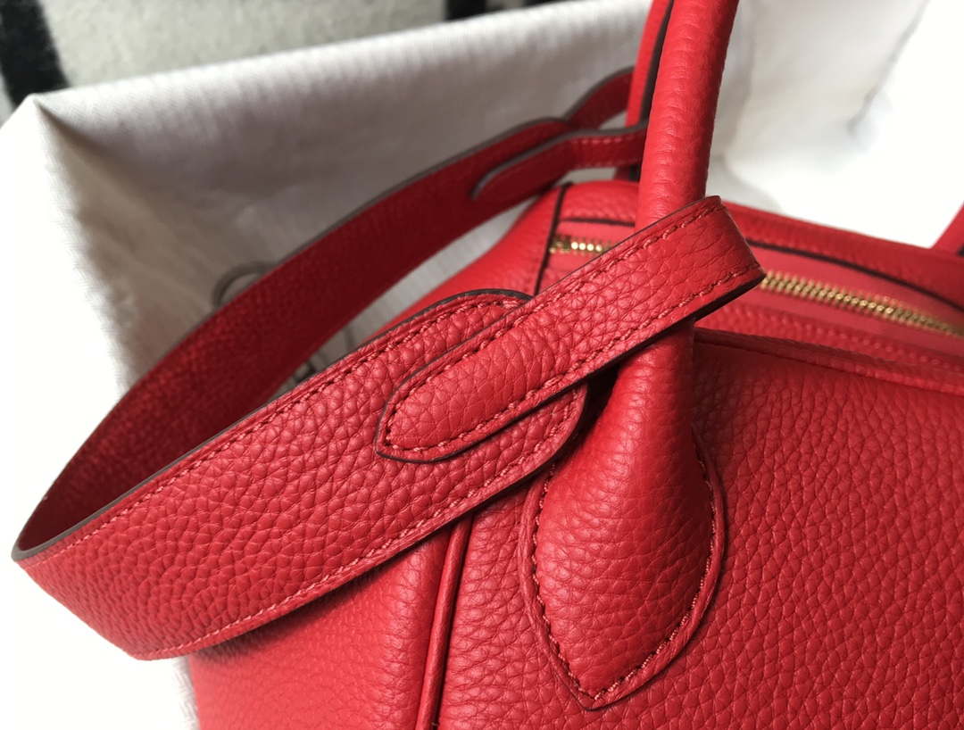 Hermes H073428 Lindy Bag 26 30 H231939 - 26 cm: 26 x 18 x 14 cm / Gold - View 6