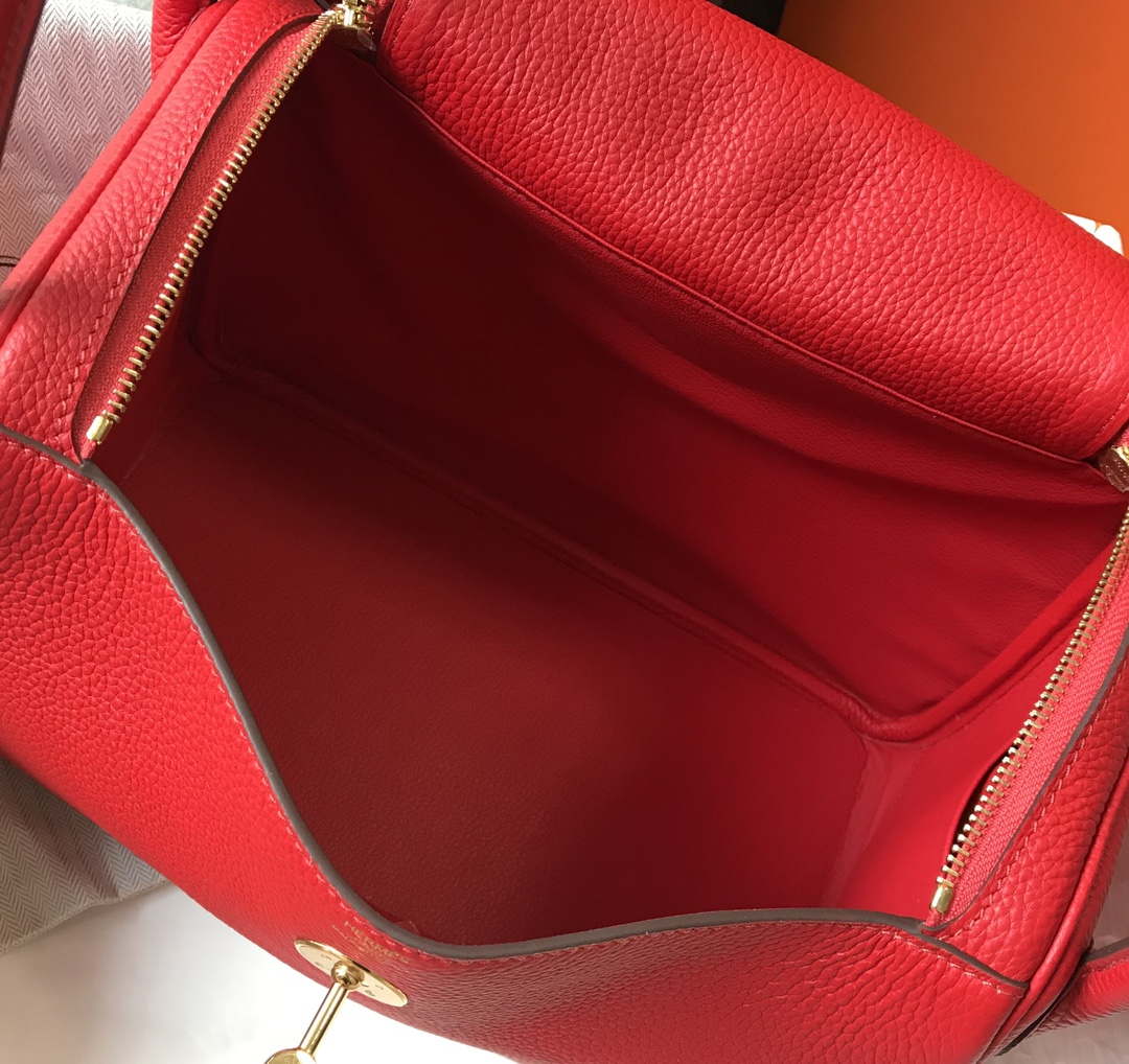 Hermes H073428 Lindy Bag 26 30 H231939 - 26 cm: 26 x 18 x 14 cm / Gold - View 9
