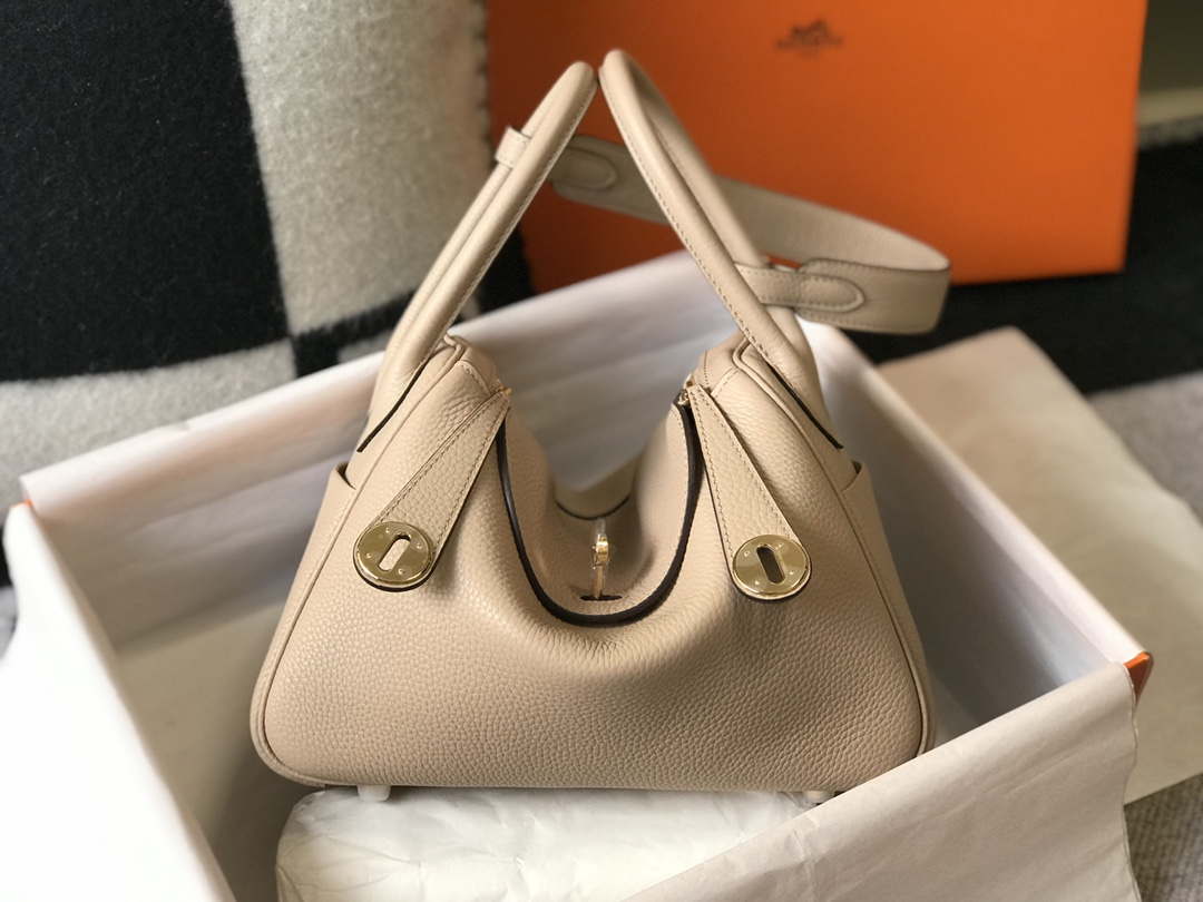 Hermes H073428 Lindy Bag 26 30 H231940 - 26 cm: 26 x 18 x 14 cm / Gold - View 1