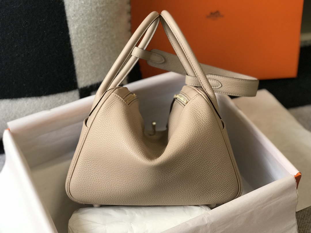 Hermes H073428 Lindy Bag 26 30 H231940 - 26 cm: 26 x 18 x 14 cm / Gold - View 2