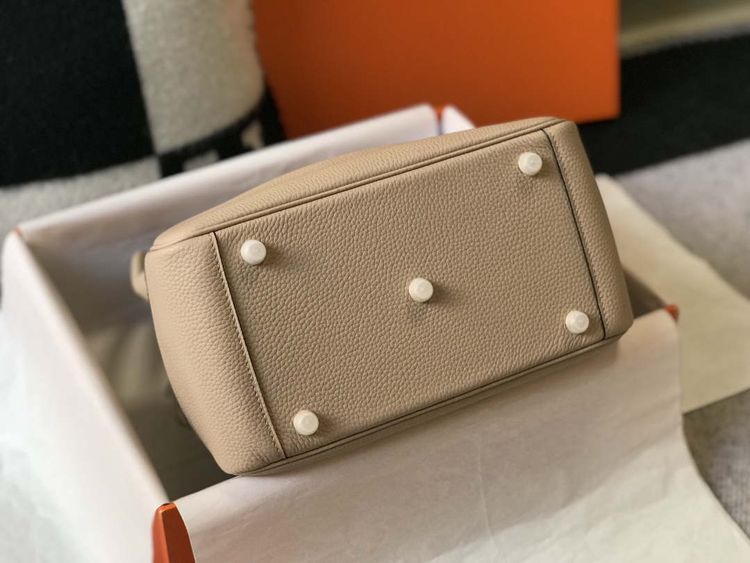 Hermes H073428 Lindy Bag 26 30 H231940 - 26 cm: 26 x 18 x 14 cm / Gold - View 4