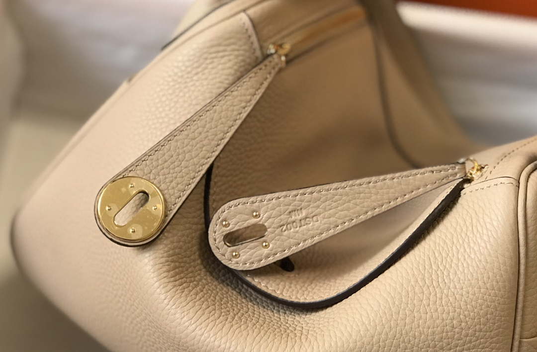 Hermes H073428 Lindy Bag 26 30 H231940 - 26 cm: 26 x 18 x 14 cm / Gold - View 6