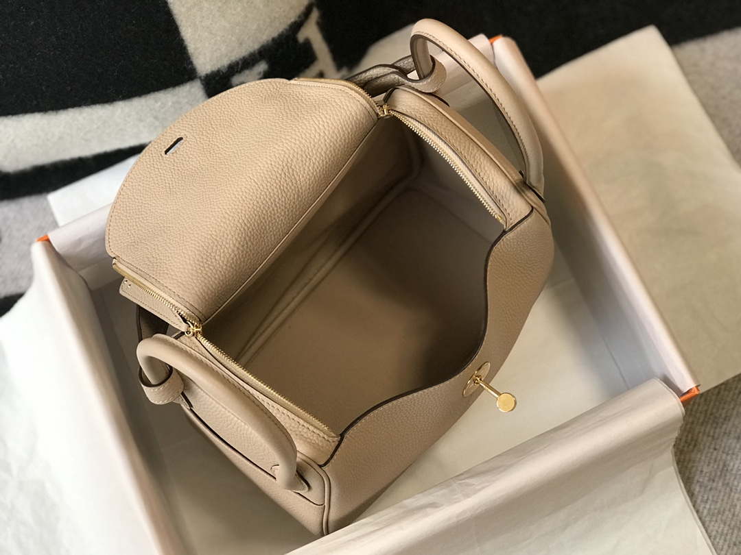 Hermes H073428 Lindy Bag 26 30 H231940 - 26 cm: 26 x 18 x 14 cm / Gold - View 9