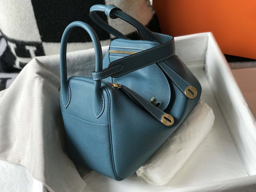 Hermes H073428 Lindy Bag 26 30 H231941 - 26 cm: 26 x 18 x 14 cm / Gold - View 3