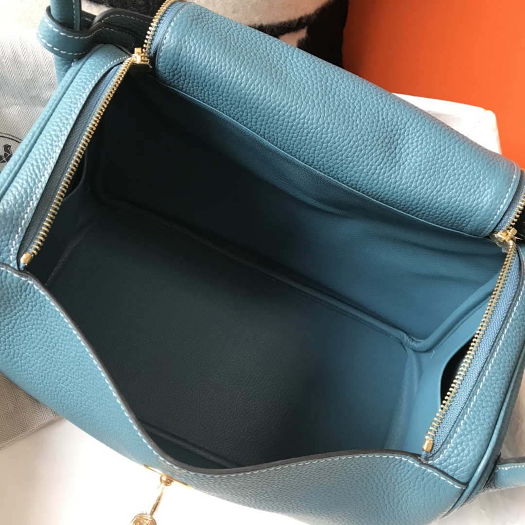 Hermes H073428 Lindy Bag 26 30 H231941 - 26 cm: 26 x 18 x 14 cm / Gold - View 8