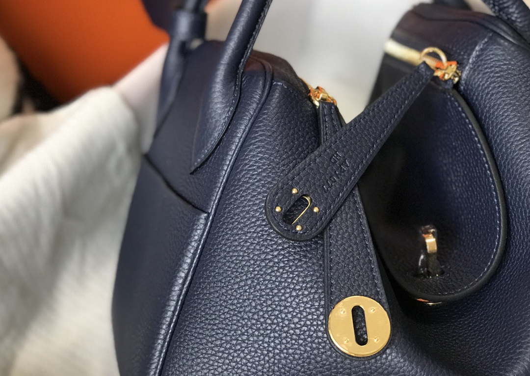 Hermes H073428 Lindy Bag 26 30 H231942 - 26 cm: 26 x 18 x 14 cm / Gold - View 5