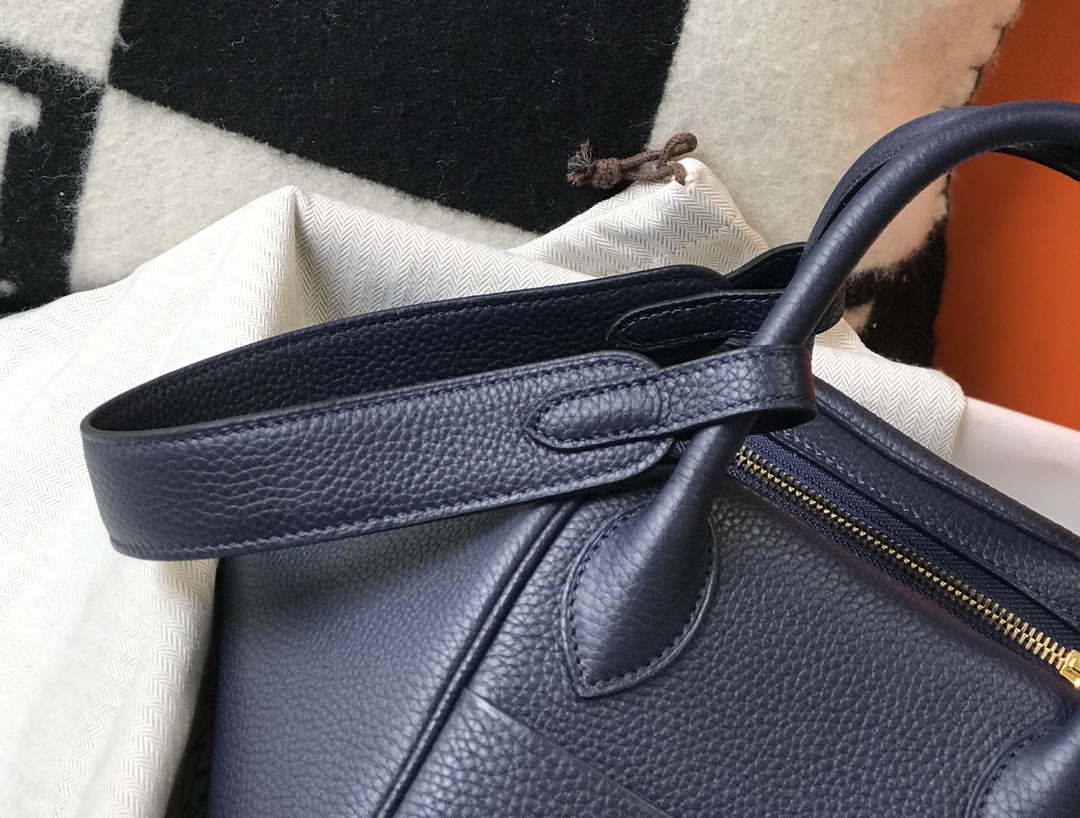 Hermes H073428 Lindy Bag 26 30 H231942 - 26 cm: 26 x 18 x 14 cm / Gold - View 6