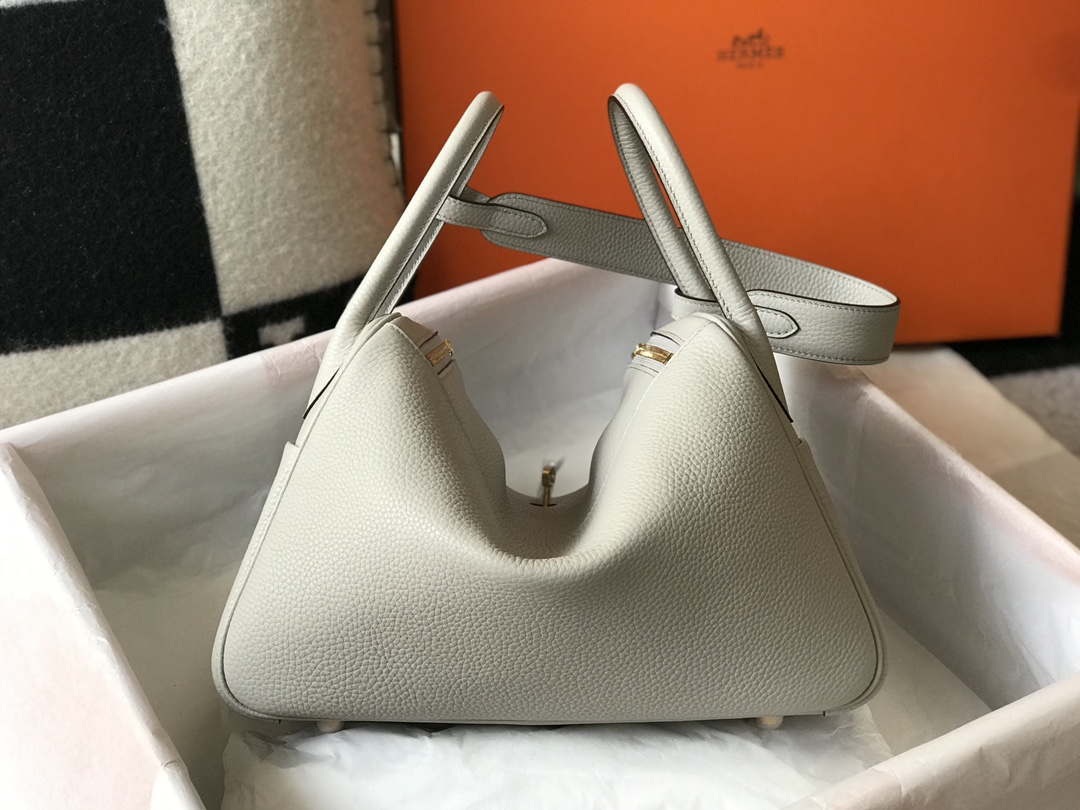 Hermes H073428 Lindy Bag 26 30 H231943 - 26 cm: 26 x 18 x 14 cm / Gold - View 2