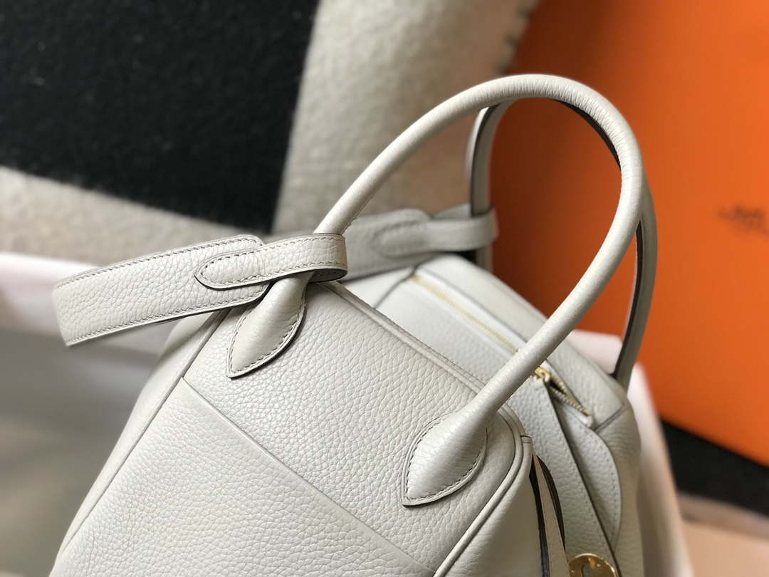 Hermes H073428 Lindy Bag 26 30 H231943 - 26 cm: 26 x 18 x 14 cm / Gold - View 5