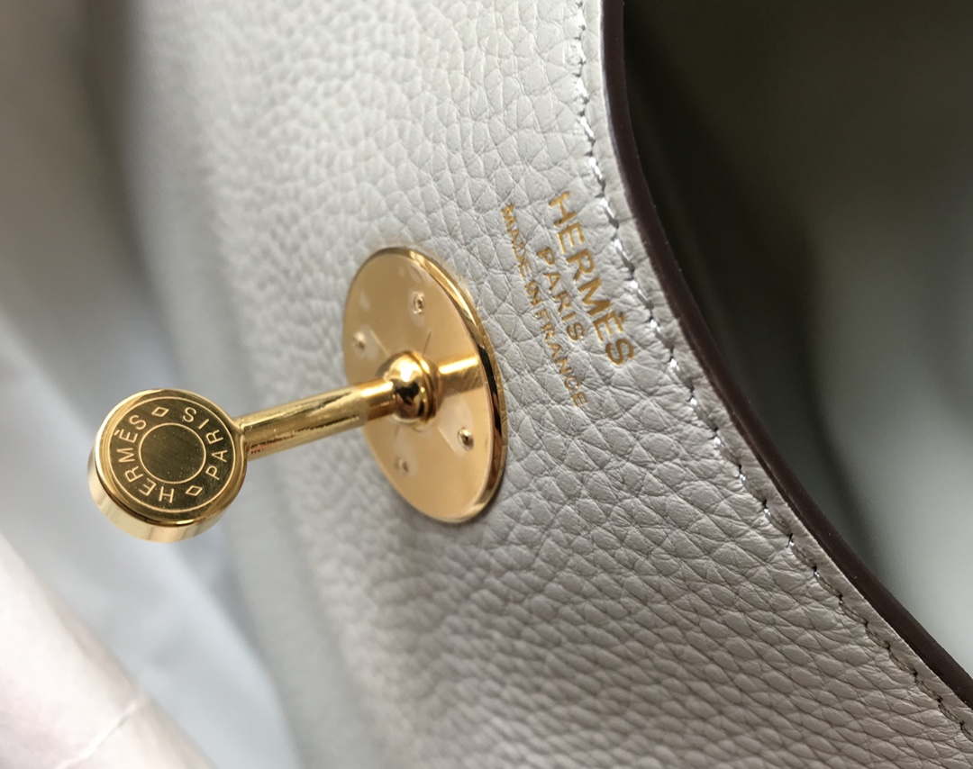 Hermes H073428 Lindy Bag 26 30 H231943 - 26 cm: 26 x 18 x 14 cm / Gold - View 7