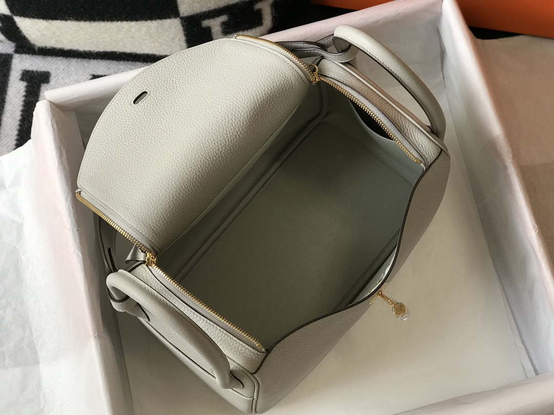 Hermes H073428 Lindy Bag 26 30 H231943 - 26 cm: 26 x 18 x 14 cm / Gold - View 9