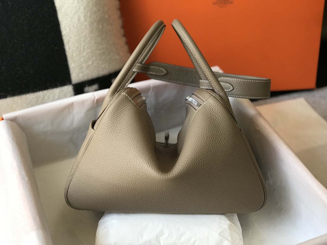 Hermes H073428 Lindy Bag 26 30 H231944 - 26 cm: 26 x 18 x 14 cm / Gold - View 2