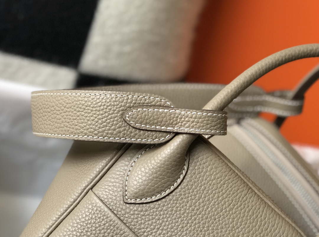 Hermes H073428 Lindy Bag 26 30 H231944 - 26 cm: 26 x 18 x 14 cm / Gold - View 6