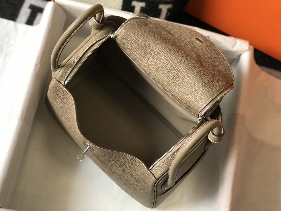 Hermes H073428 Lindy Bag 26 30 H231944 - 26 cm: 26 x 18 x 14 cm / Gold - View 9
