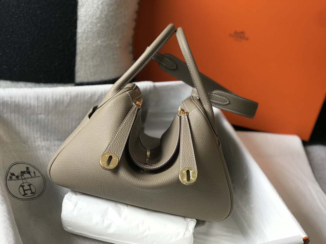 Hermes H073428 Lindy Bag 26 30 H231945 - 26 cm: 26 x 18 x 14 cm / Gold - View 1