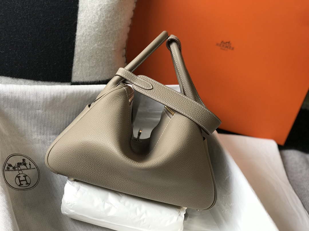 Hermes H073428 Lindy Bag 26 30 H231945 - 26 cm: 26 x 18 x 14 cm / Gold - View 2