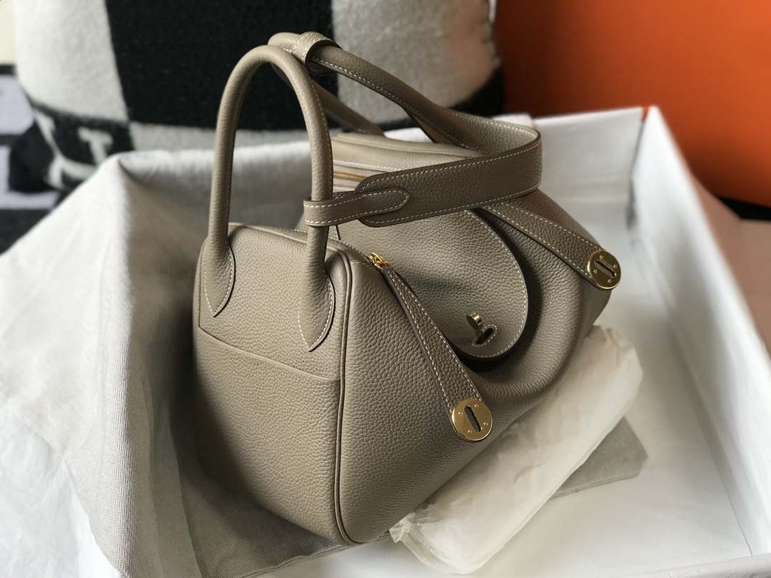 Hermes H073428 Lindy Bag 26 30 H231945 - 26 cm: 26 x 18 x 14 cm / Gold - View 3