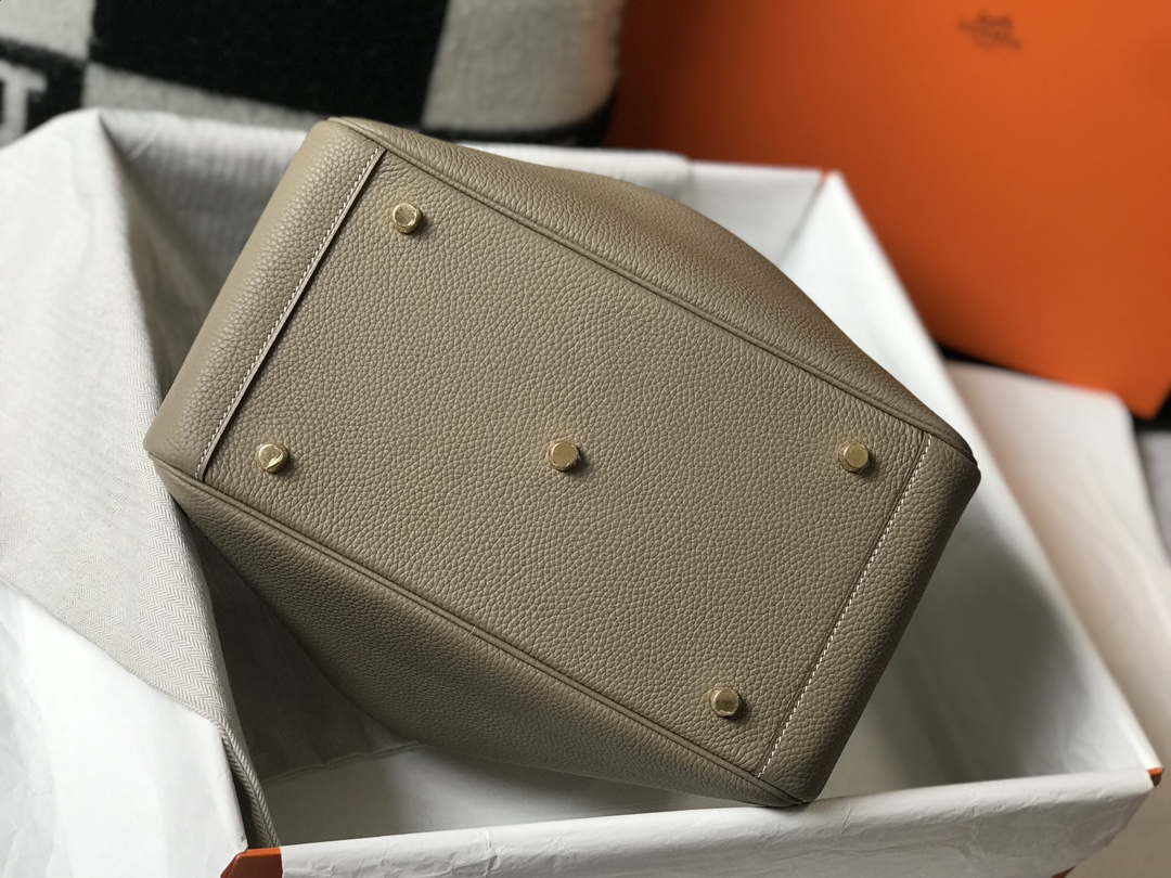 Hermes H073428 Lindy Bag 26 30 H231945 - 26 cm: 26 x 18 x 14 cm / Gold - View 4