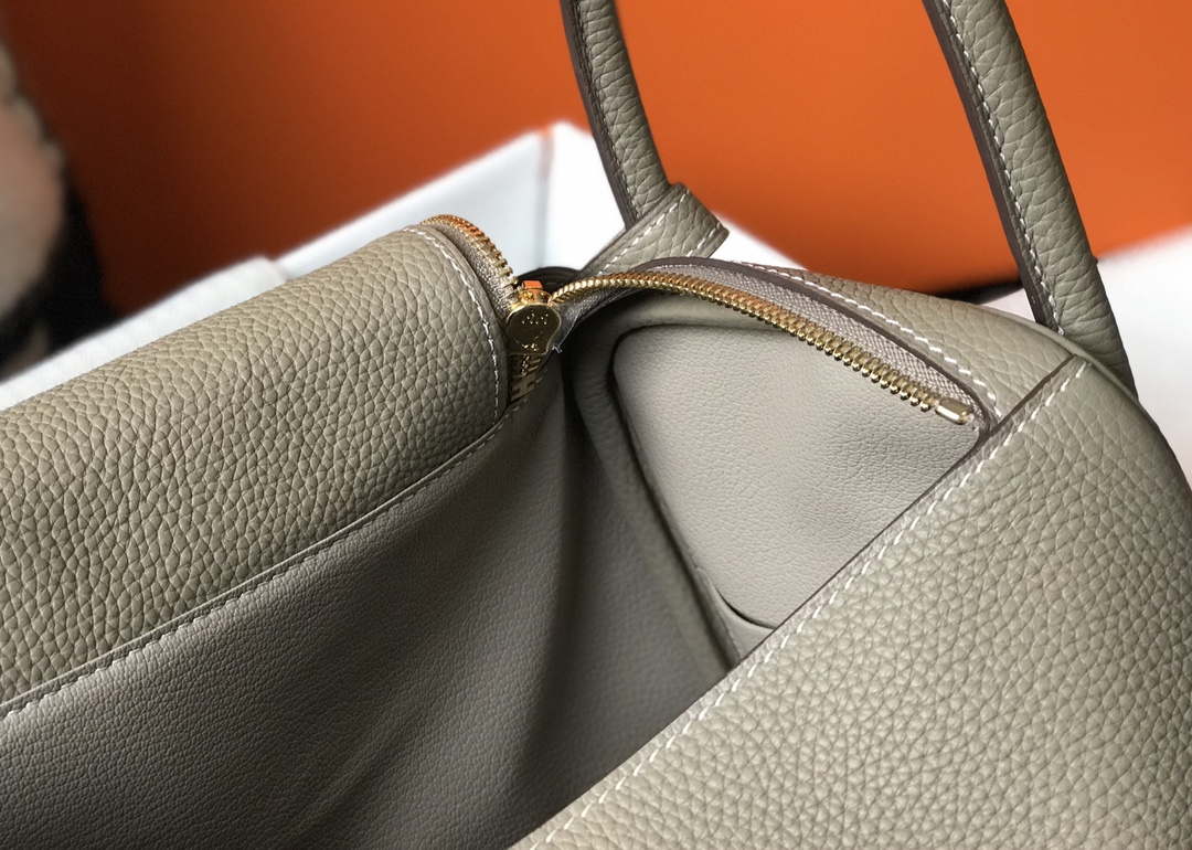 Hermes H073428 Lindy Bag 26 30 H231945 - 26 cm: 26 x 18 x 14 cm / Gold - View 8
