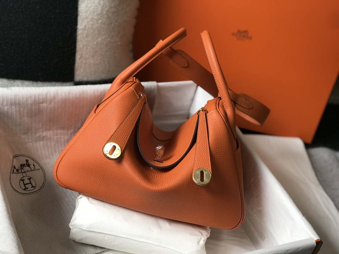 Hermes H073428 Lindy Bag 26 30 H231946 - 26 cm: 26 x 18 x 14 cm / Gold - View 1
