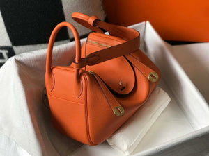 Hermes H073428 Lindy Bag 26 30 H231946 - 26 cm: 26 x 18 x 14 cm / Gold - View 3