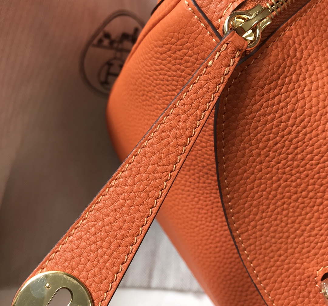 Hermes H073428 Lindy Bag 26 30 H231946 - 26 cm: 26 x 18 x 14 cm / Gold - View 6