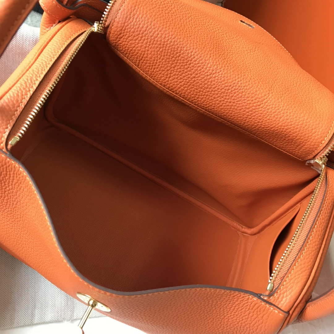 Hermes H073428 Lindy Bag 26 30 H231946 - 26 cm: 26 x 18 x 14 cm / Gold - View 9