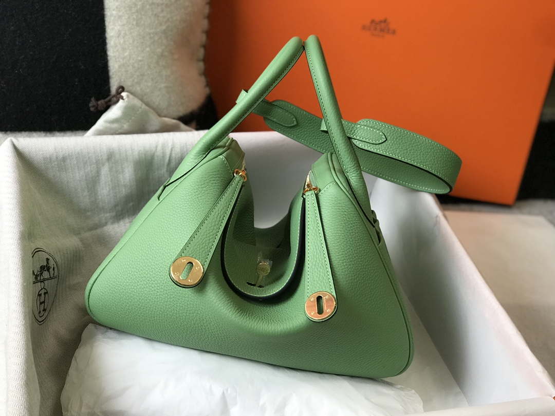 Hermes H073428 Lindy Bag 26 30 H231947 - 26 cm: 26 x 18 x 14 cm / Gold - View 1