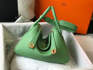 Hermes H073428 Lindy Bag 26 30 H231947 - 26 cm: 26 x 18 x 14 cm / Gold - View 1