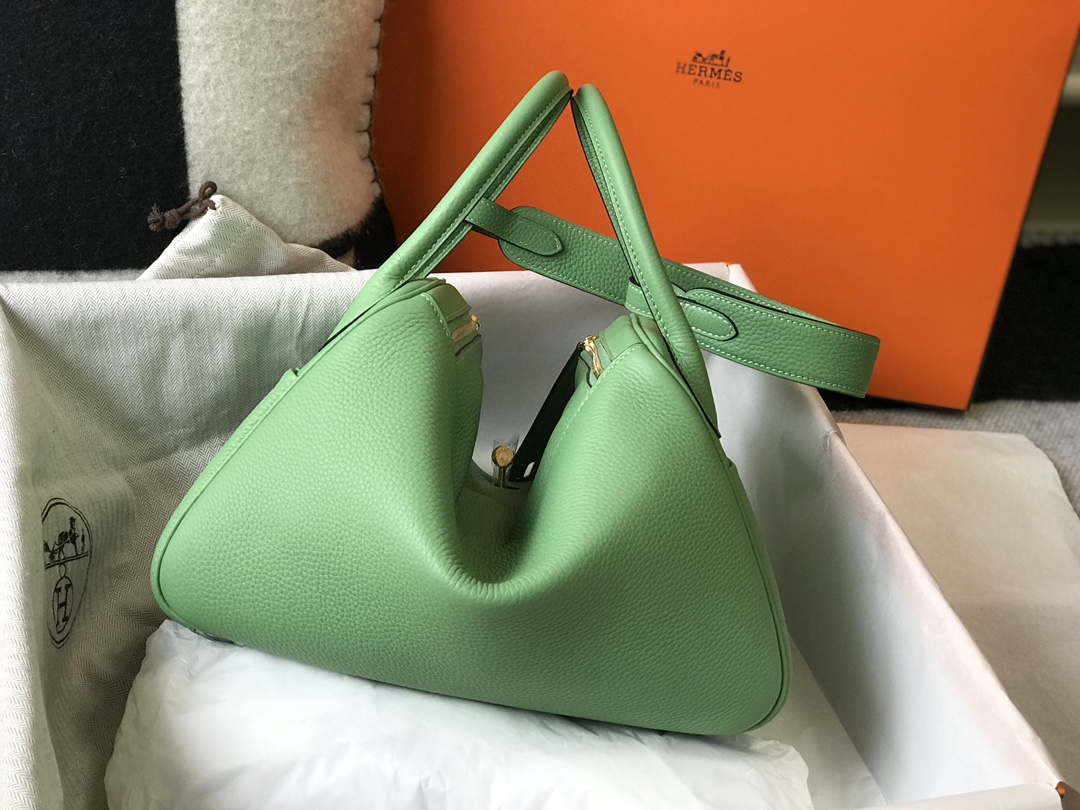 Hermes H073428 Lindy Bag 26 30 H231947 - 26 cm: 26 x 18 x 14 cm / Gold - View 2