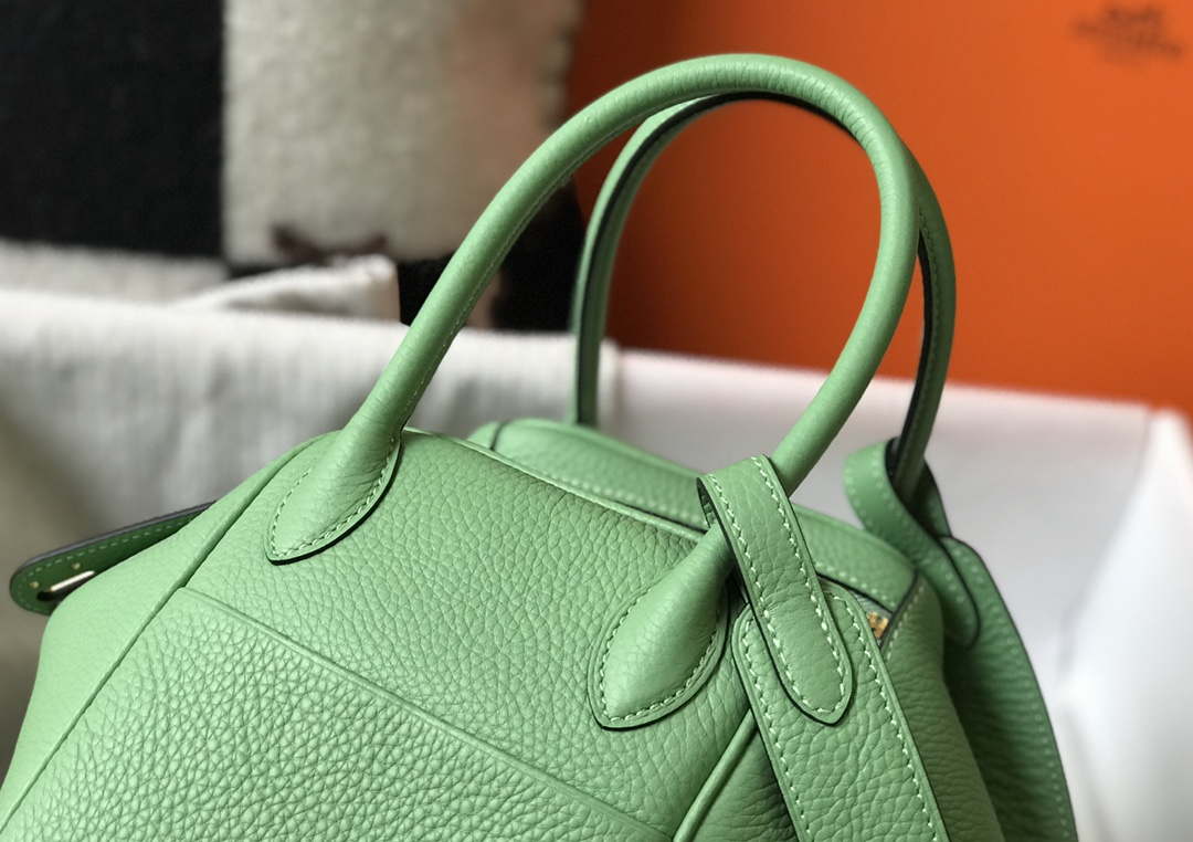 Hermes H073428 Lindy Bag 26 30 H231947 - 26 cm: 26 x 18 x 14 cm / Gold - View 6