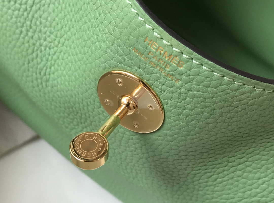 Hermes H073428 Lindy Bag 26 30 H231947 - 26 cm: 26 x 18 x 14 cm / Gold - View 7