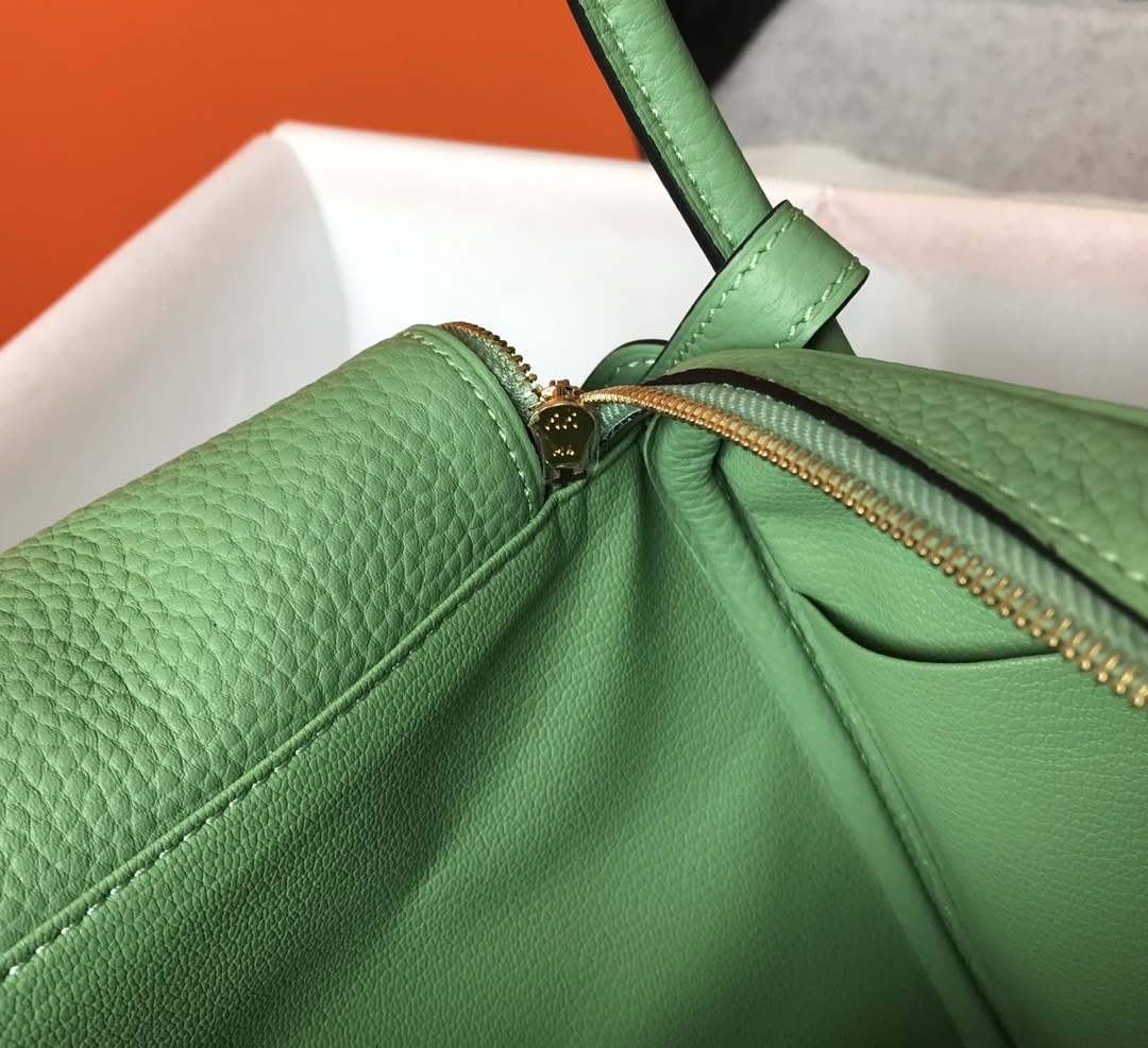 Hermes H073428 Lindy Bag 26 30 H231947 - 26 cm: 26 x 18 x 14 cm / Gold - View 9
