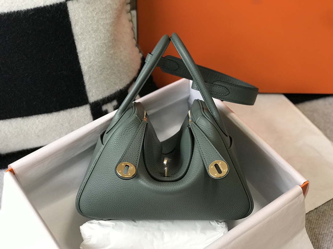 Hermes H073428 Lindy Bag 26 30 H231948 - 26 cm: 26 x 18 x 14 cm / Gold - View 1