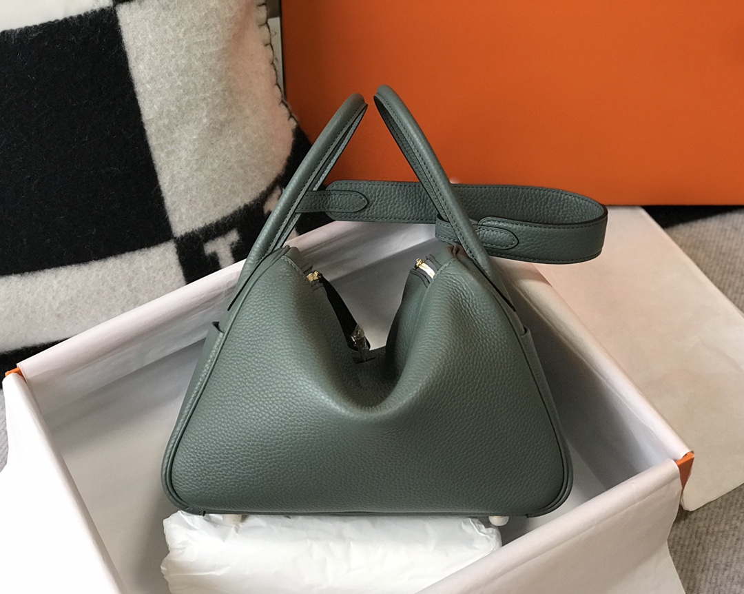Hermes H073428 Lindy Bag 26 30 H231948 - 26 cm: 26 x 18 x 14 cm / Gold - View 2