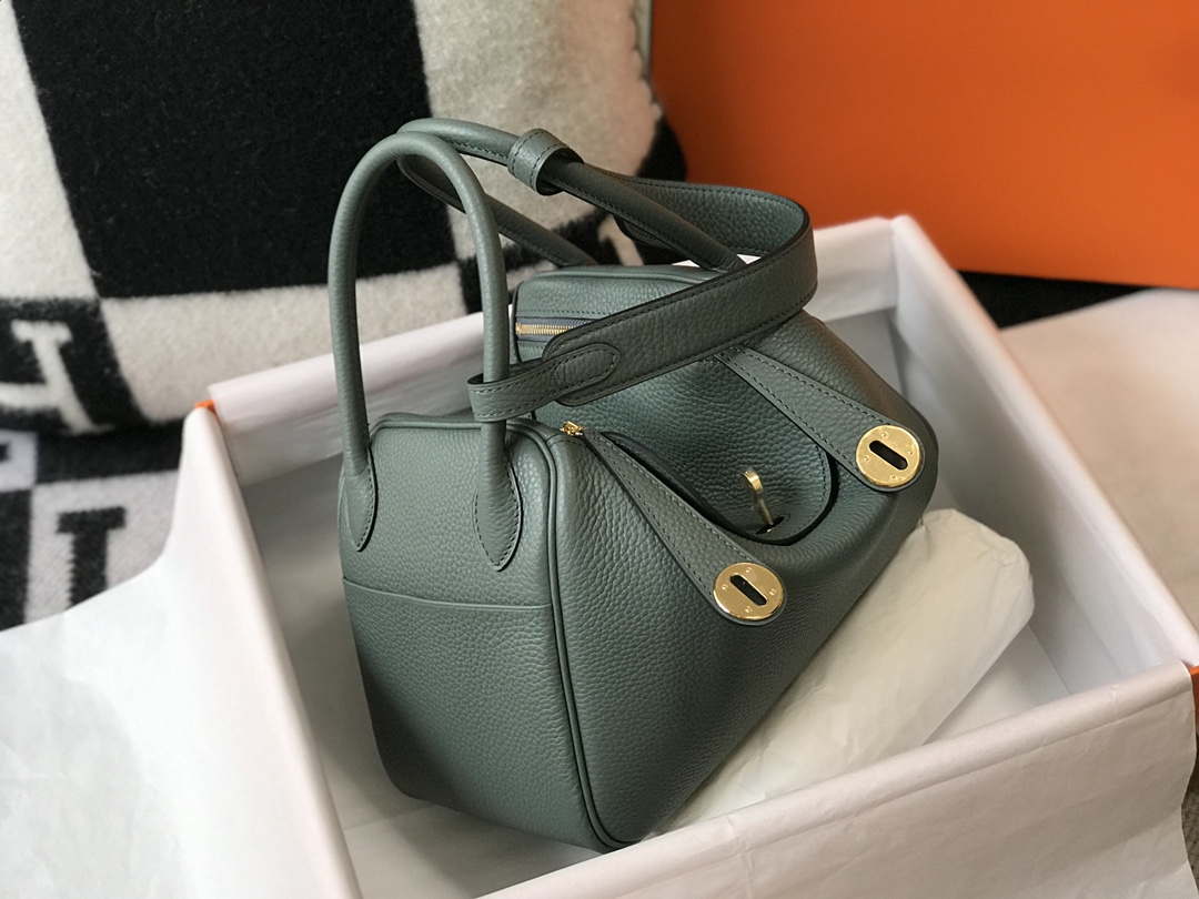 Hermes H073428 Lindy Bag 26 30 H231948 - 26 cm: 26 x 18 x 14 cm / Gold - View 3