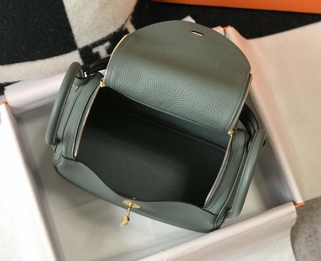 Hermes H073428 Lindy Bag 26 30 H231948 - 26 cm: 26 x 18 x 14 cm / Gold - View 8