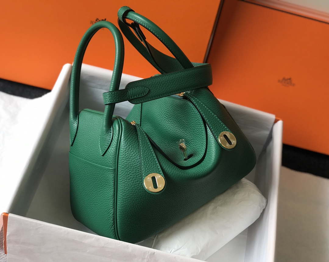Hermes H073428 Lindy Bag 26 30 H231950 - 26 cm: 26 x 18 x 14 cm / Gold - View 3
