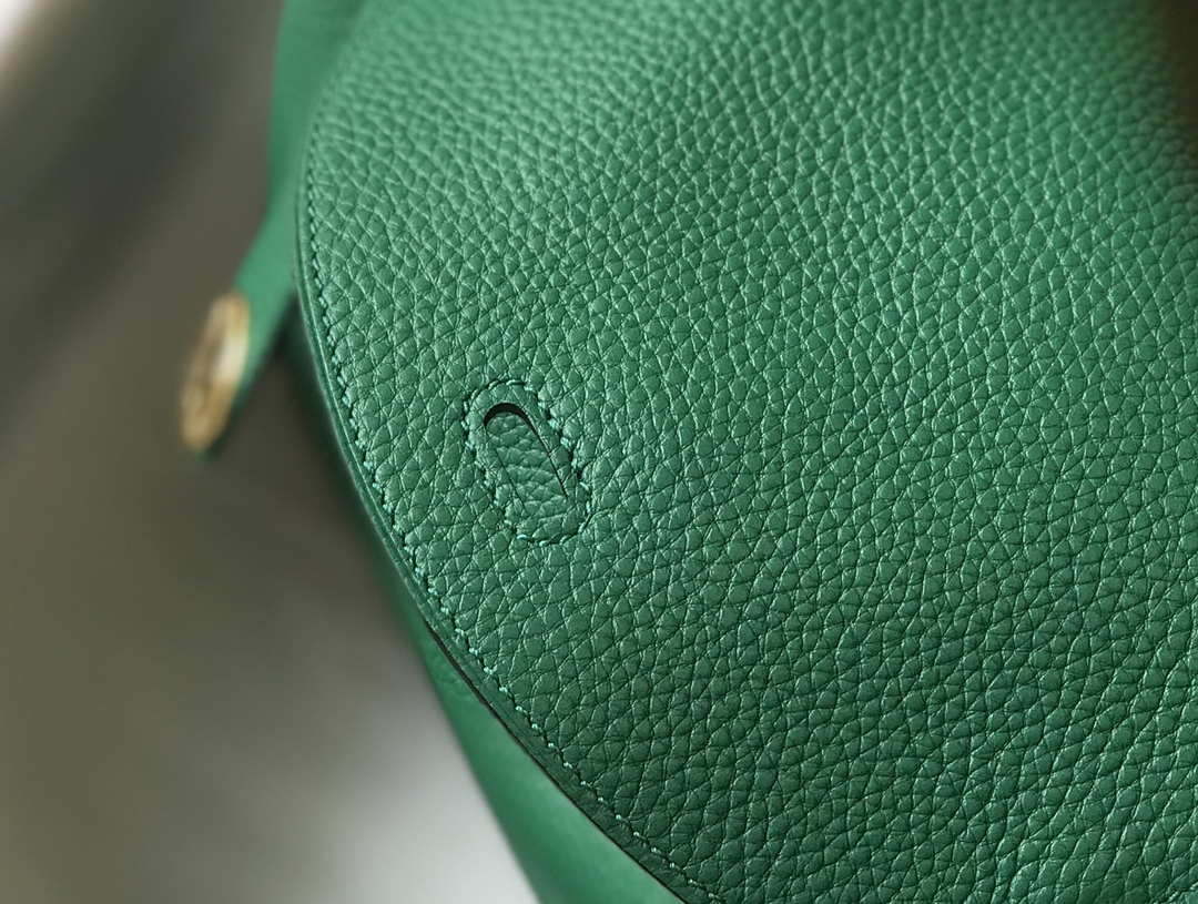 Hermes H073428 Lindy Bag 26 30 H231950 - 26 cm: 26 x 18 x 14 cm / Gold - View 8
