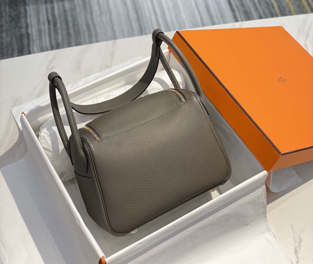 Hermes H073428 Lindy Bag 26 30 H231951 - 26 cm: 26 x 18 x 14 cm / Gold - View 2
