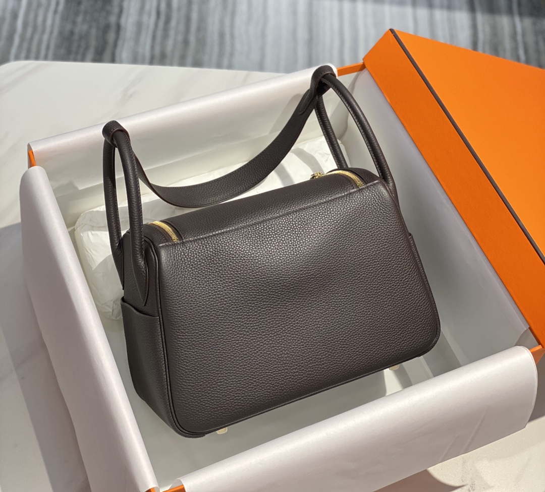 Hermes H073428 Lindy Bag 26 30 H231952 - 26 cm: 26 x 18 x 14 cm / Gold - View 2