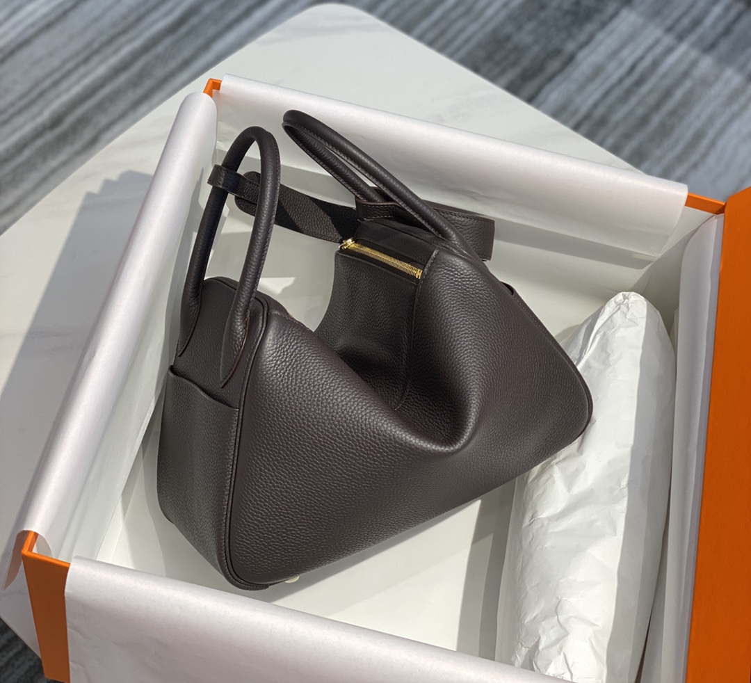 Hermes H073428 Lindy Bag 26 30 H231952 - 26 cm: 26 x 18 x 14 cm / Gold - View 4