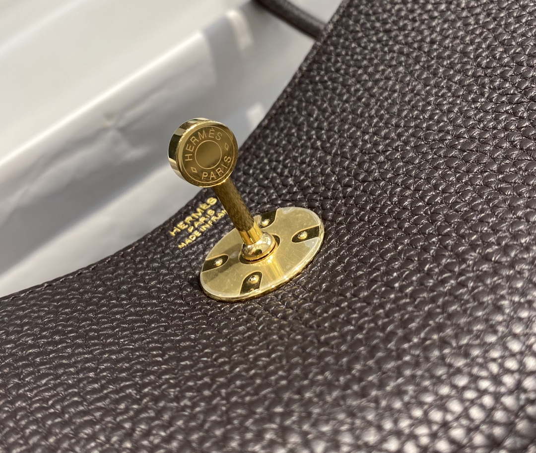 Hermes H073428 Lindy Bag 26 30 H231952 - 26 cm: 26 x 18 x 14 cm / Gold - View 6