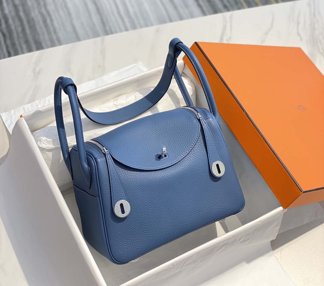 Hermes H073428 Lindy Bag 26 30 H231953 - 26 cm: 26 x 18 x 14 cm / Gold - View 1
