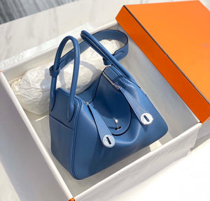 Hermes H073428 Lindy Bag 26 30 H231953 - 26 cm: 26 x 18 x 14 cm / Gold - View 3