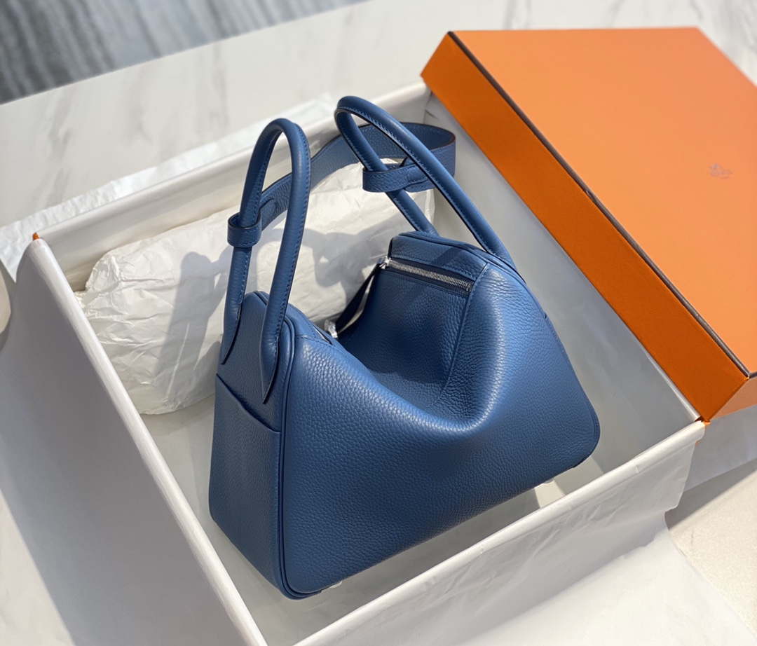 Hermes H073428 Lindy Bag 26 30 H231953 - 26 cm: 26 x 18 x 14 cm / Gold - View 4