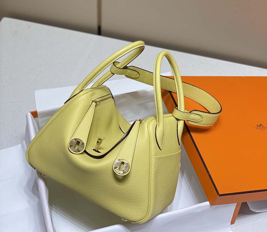Hermes H073428 Lindy Bag 26 30 H231955 - 26 cm: 26 x 18 x 14 cm / Gold - View 1